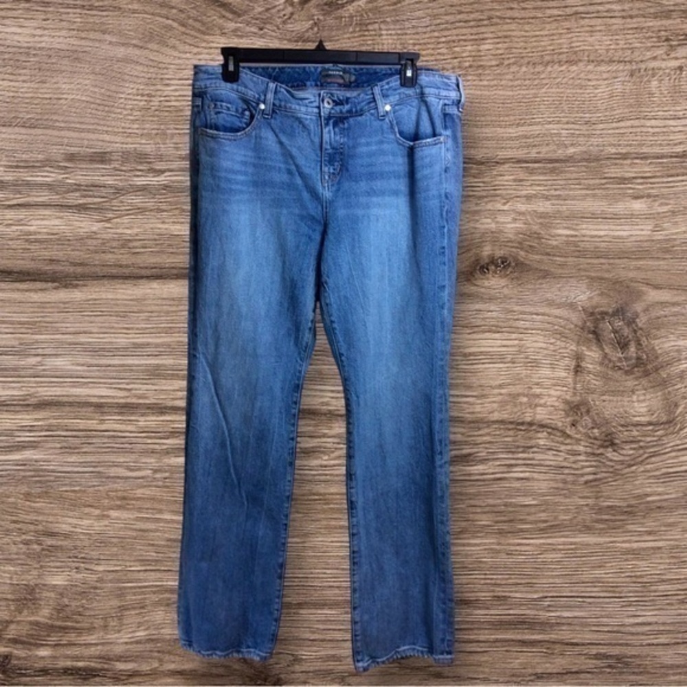 Torrid mid rise slim boot cut jeans. 18T 18 tall